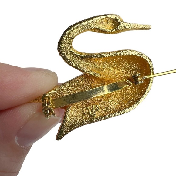 Vintage Dubarry Fifth Ave Gold Tone Swan Textured Brooch Pin - Picture 6 of 8